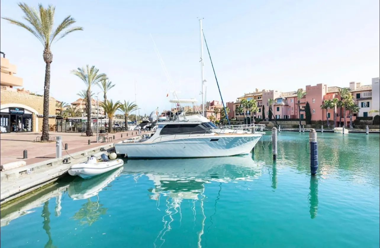 Barco Americano Sotogrande Torreguadiaro Botel